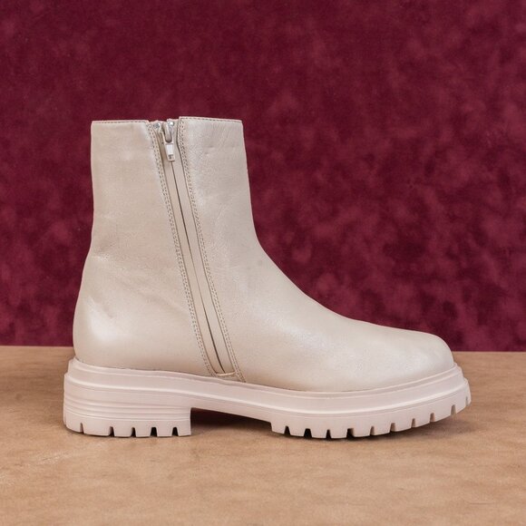 Vaneli Women Natta Ivory Leather Chain Link Narrow Ankle Chelsea Boots sz 9.5 - Picture 8 of 8